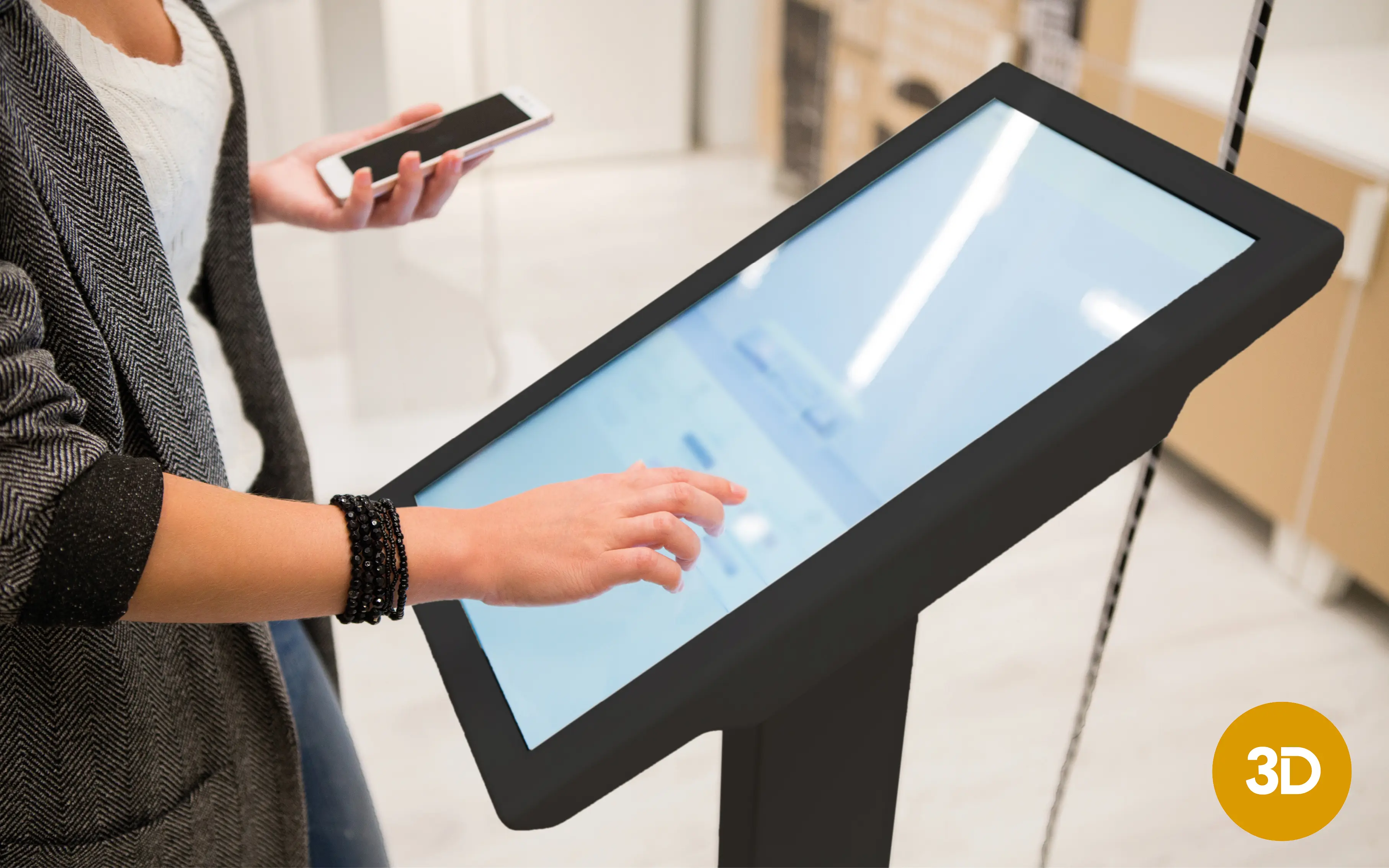 Frau nutzt ein modernes Touchscreen-Terminal für digitale Möbelberatung im Showroom von Coul Interieur. Interaktive Planung und innovative Einrichtungsideen erleben.